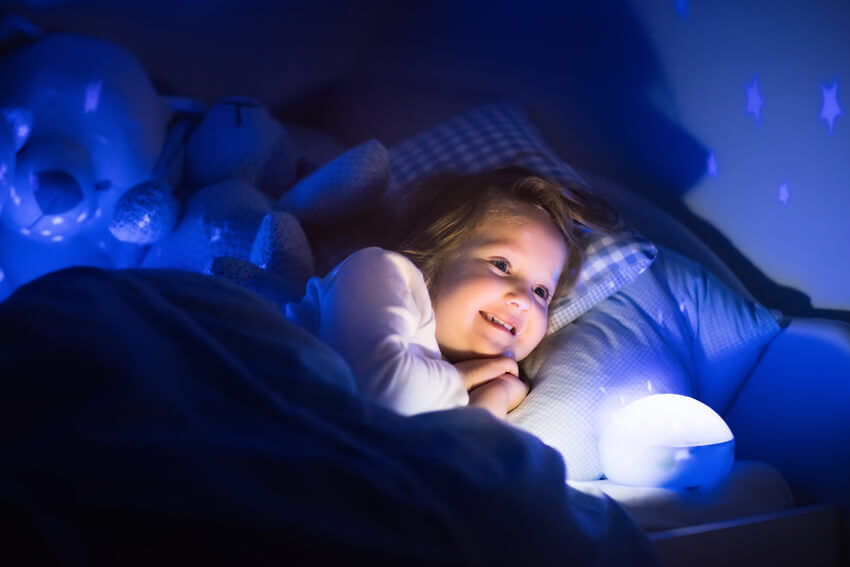 Dziecko boi się spać po ciemku, co robić?