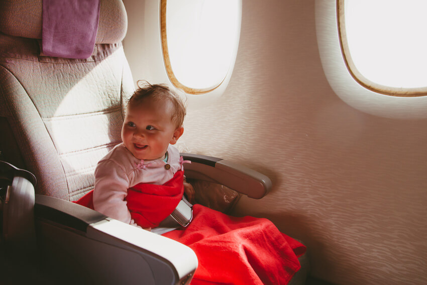 Kiedy można zabrać dziecko w pierwszą podróż samolotem?